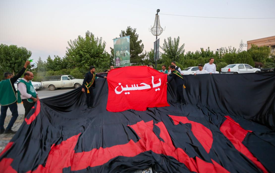 اهتزاز پرچم متبرک اباعبدالله الحسین (ع) در مجتمع گردشگری صفه